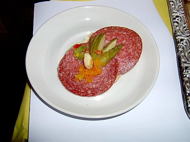 Mini-Broetchen mit Salami und Gurken.jpg